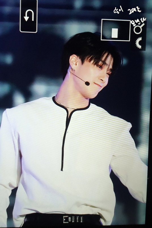 EFjaeJ7U4AEypjx.jpg